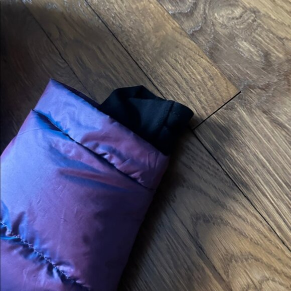 aritzia TNA Super Puff shorty Iridescent Purple Blue Puffer Jacket M like new - Picture 9 of 9